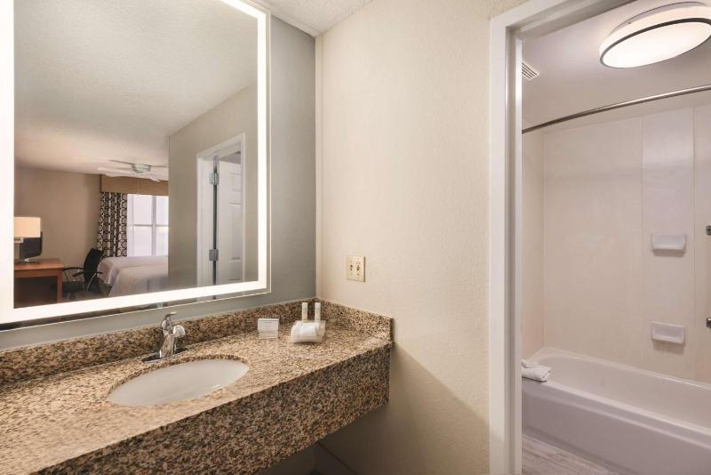 One-Bedroom King Suite - Non-Smoking image 2