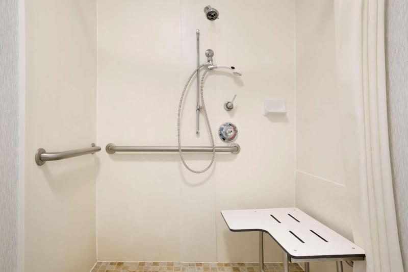 Suite with Two Double Beds and Bath Tub - Mobility and Hearing Access/Non-Smoking image 2