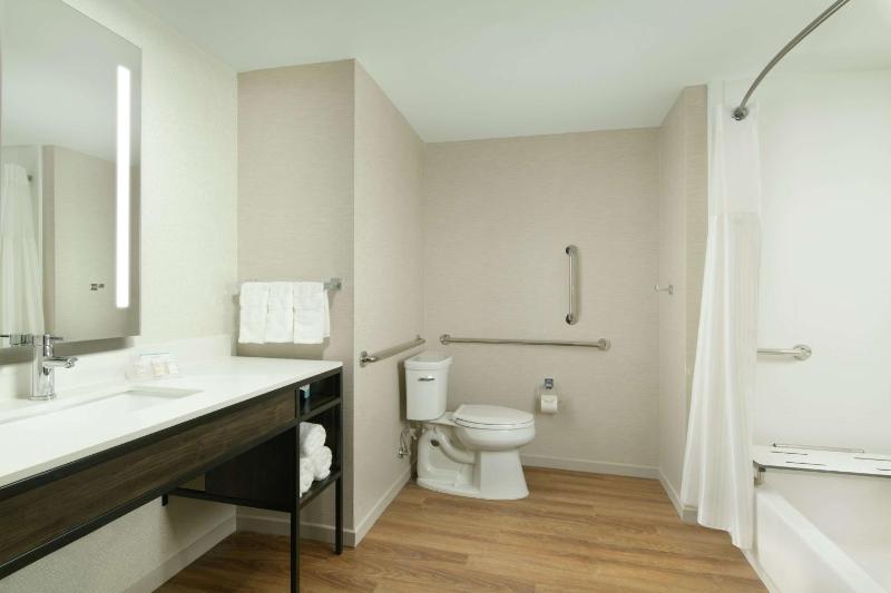 Deluxe King Room - Mobility Access image 2