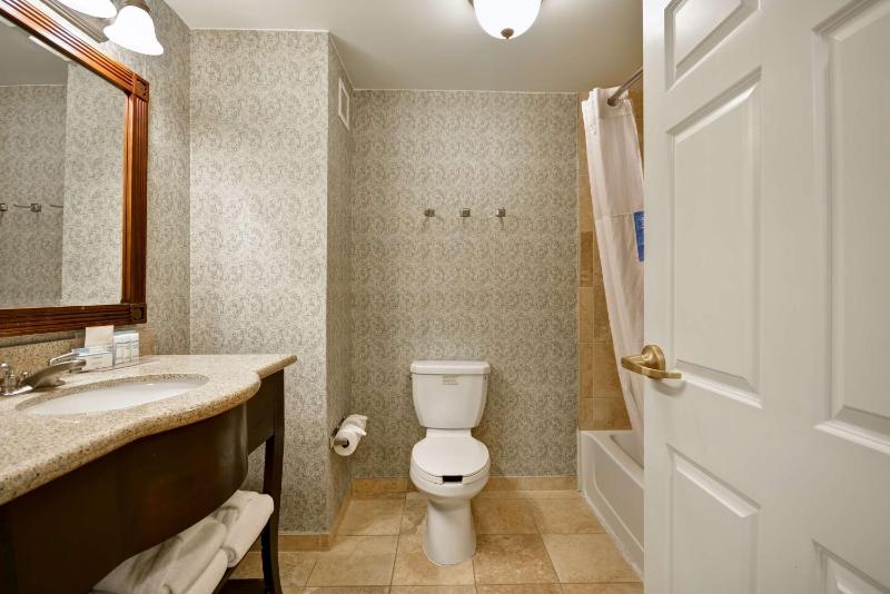 Room with Two Queen Beds - Non-Smoking image 2
