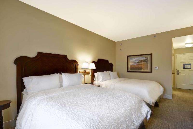 Room with Two Queen Beds - Non-Smoking image 3