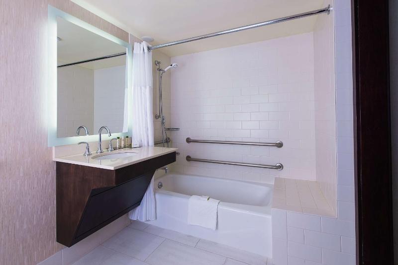 King Room with Mobility Accessible Tub image 2