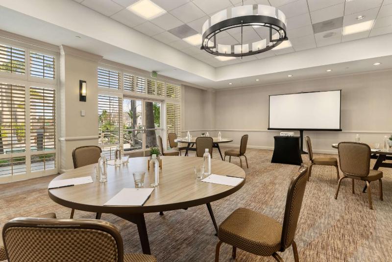 DoubleTree By Hilton San Diego Mission Valley - image 15