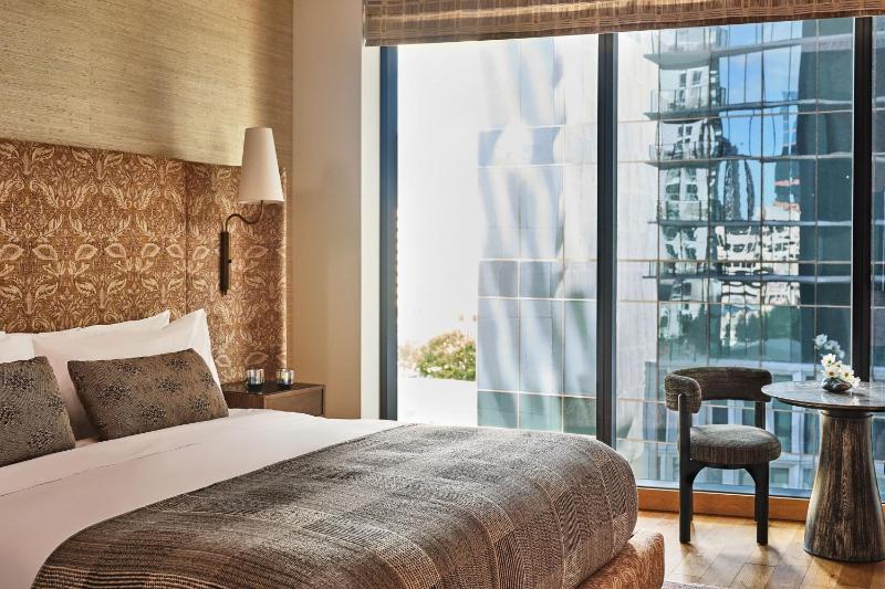 Premier King Room image 3
