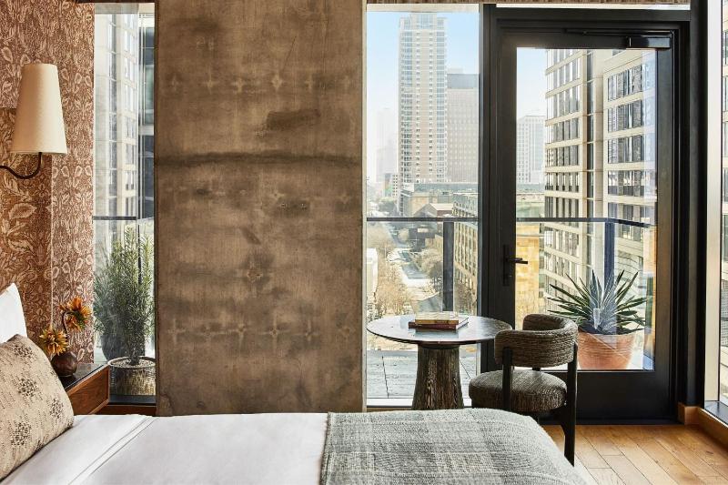 Premier King Room with Balcony  image 3