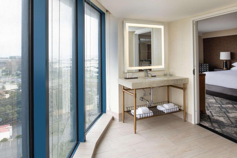 King Studio Suite image 2