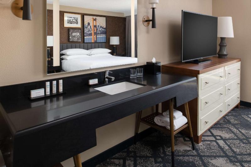 One-Bedroom Suite - Mobility Access/Bath Tub image 3