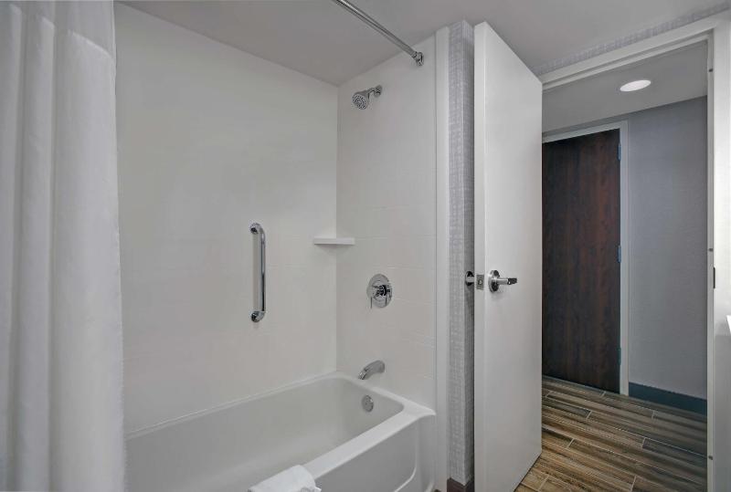 King Room with King Bed - Non-Smoking image 3