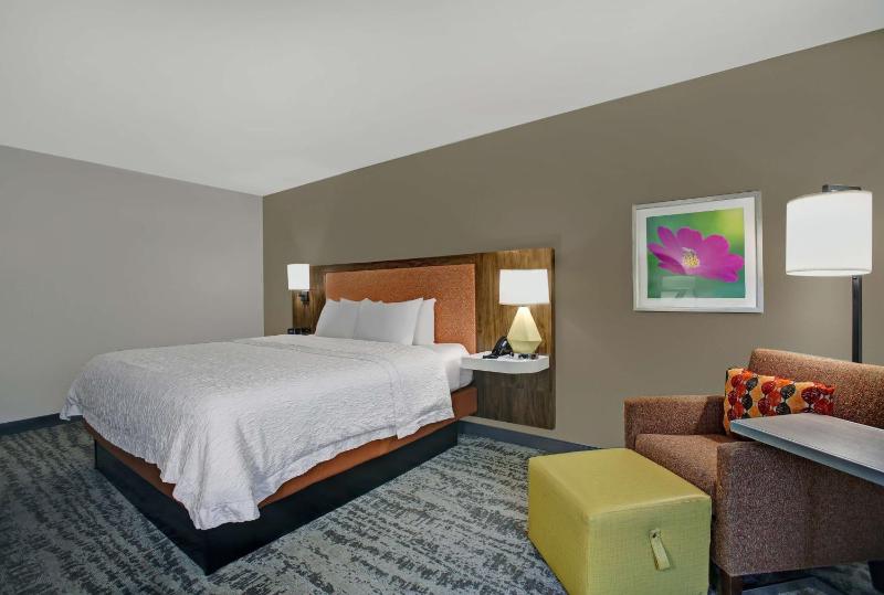 Queen Room with Mobility Access/Non-Smoking image 3