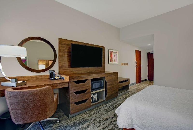 Queen Room with Mobility Access/Non-Smoking image 4