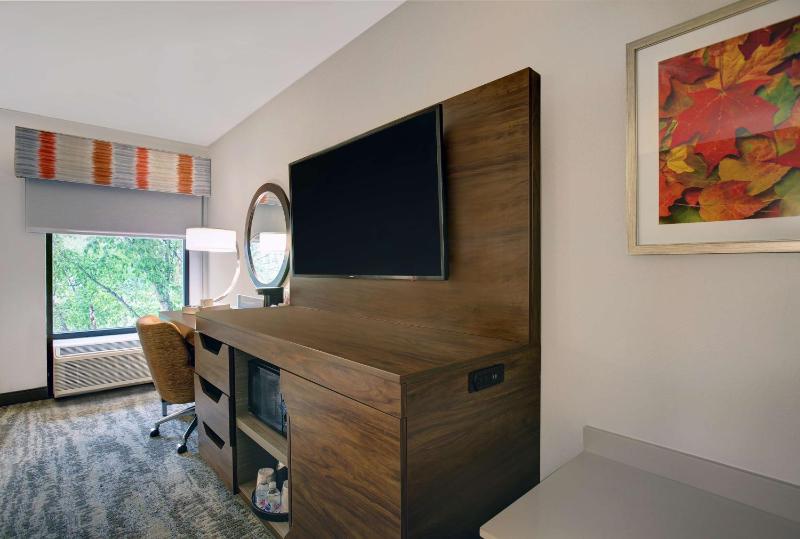 King Room with King Bed - Non-Smoking image 3