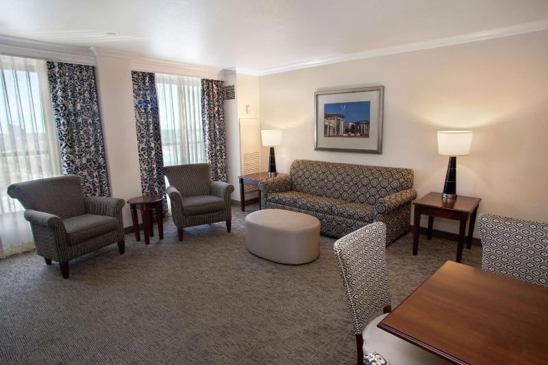 One-Bedroom King Suite with Sofa Bed image 4