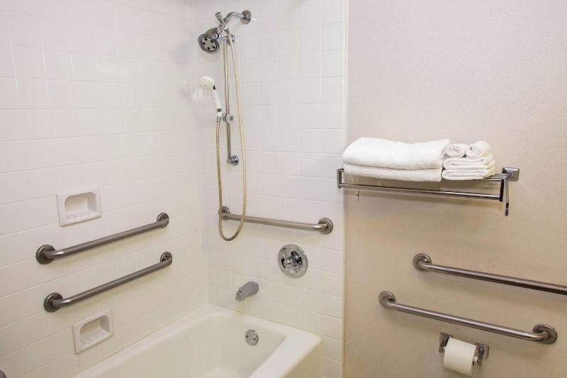 Double Room with Two Double Beds and Bath Tub - Hearing/Mobility Access image 2