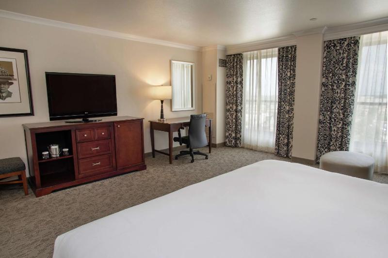 Deluxe King Room image 3