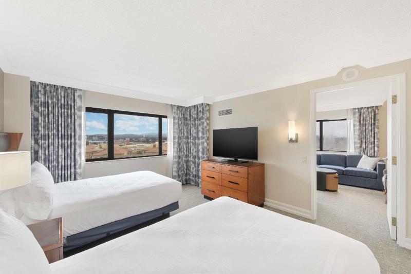 One-Bedroom Suite with Parlor image 1