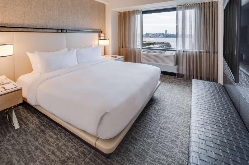 Junior King Suite with City View image 4