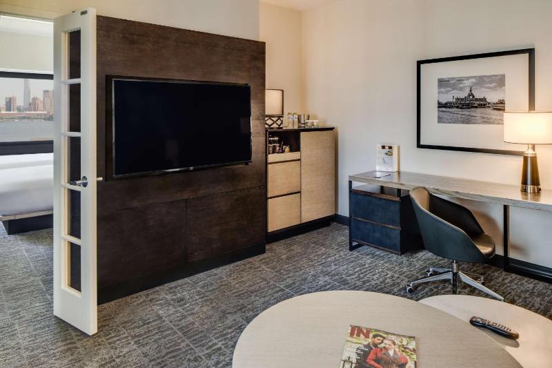 Junior King Suite with City View image 3