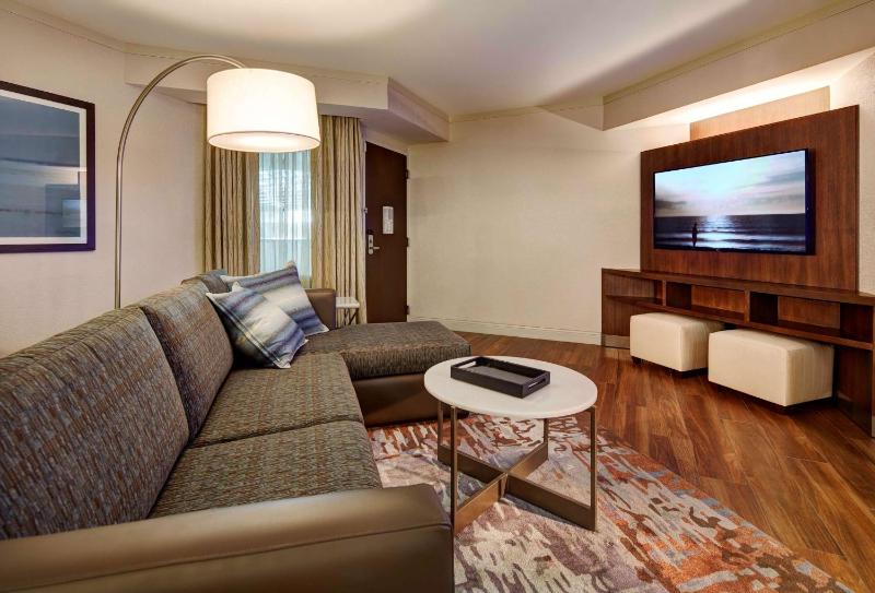 Two-Room Executive King Suite with Sofa Bed image 2