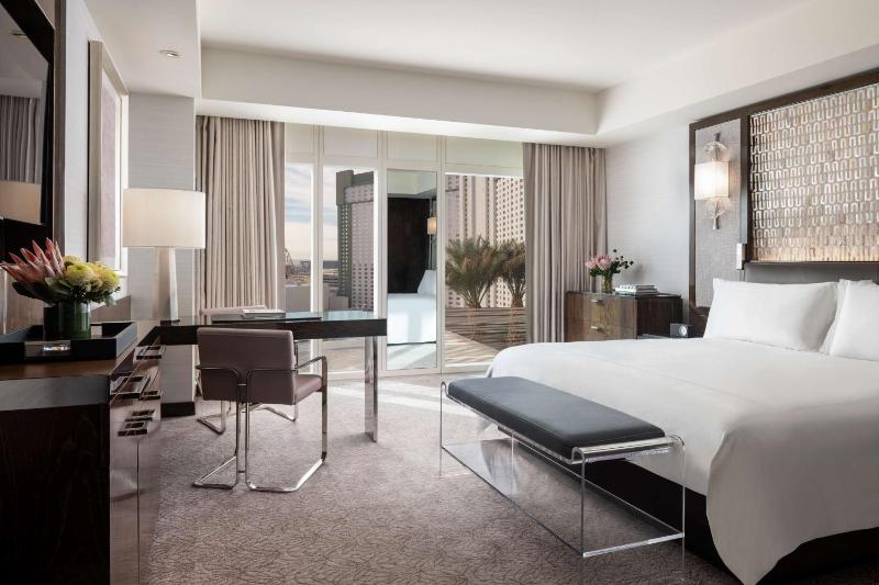 King Room with View and Roll-in Shower - Mobility and Hearing Access image 3