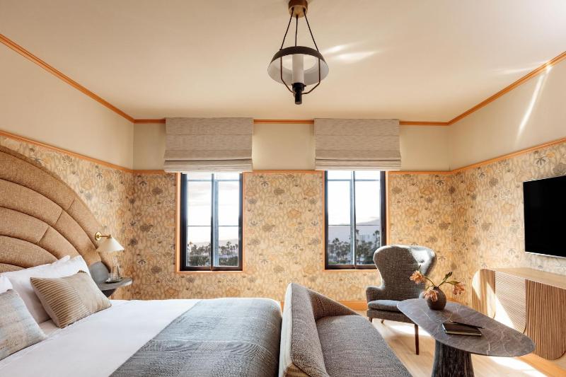 Landmark Deluxe Queen, Guest room, 1 Queen image 4