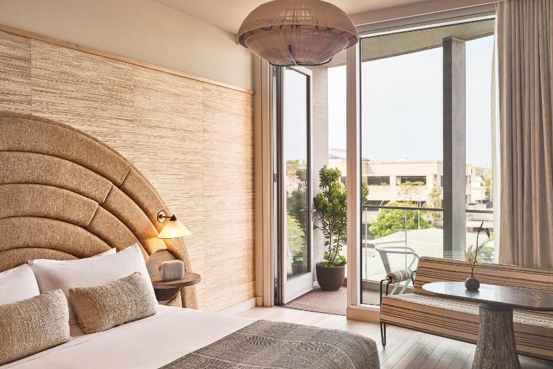Deluxe King with Balcony, Deluxe Guest room, 1 King, Balcony image 3