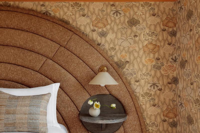 Landmark Deluxe Queen, Guest room, 1 Queen image 3