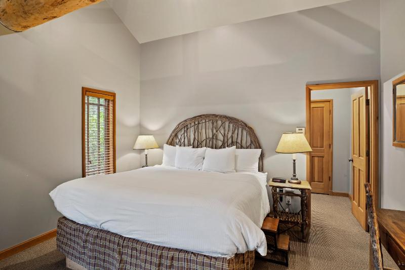 Cabin with King Bed and River View image 3