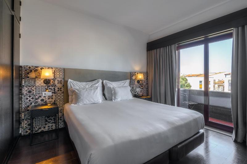 Deluxe Double or Twin Room with River View image 3