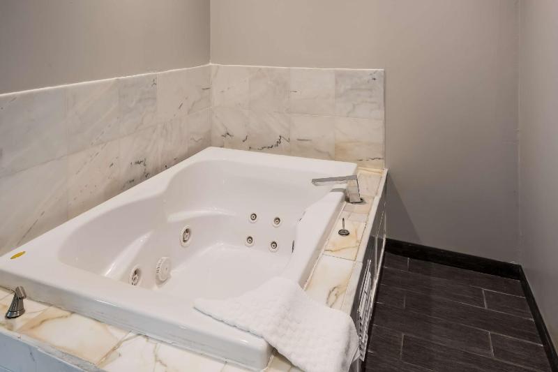King Suite with Spa Bath - Non Smoking image 2