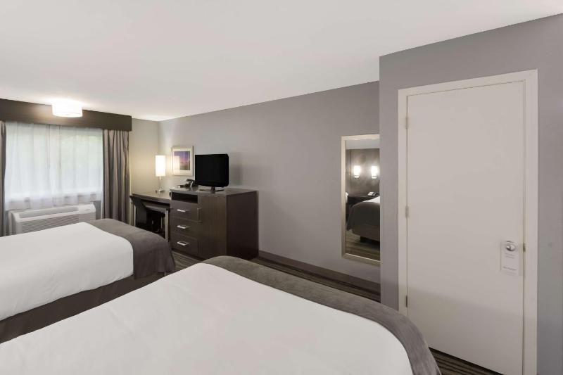 Deluxe Queen Room with Two Queen Beds - Non Smoking image 2
