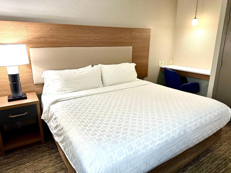 One-Bedroom Suite image 2
