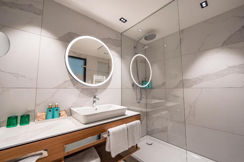 Executive Queen Room image 2