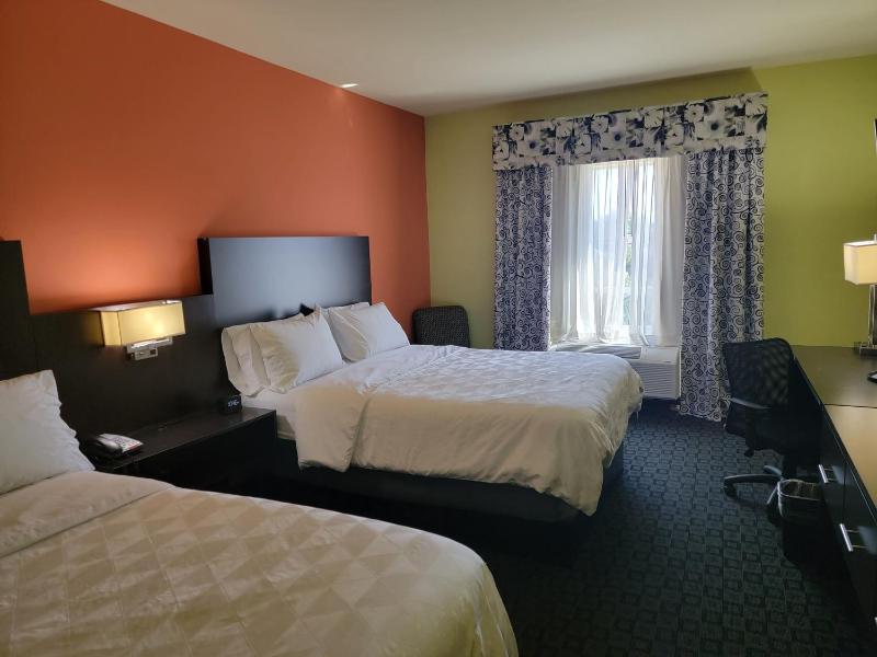 Queen Room with Two Queen Beds image 2