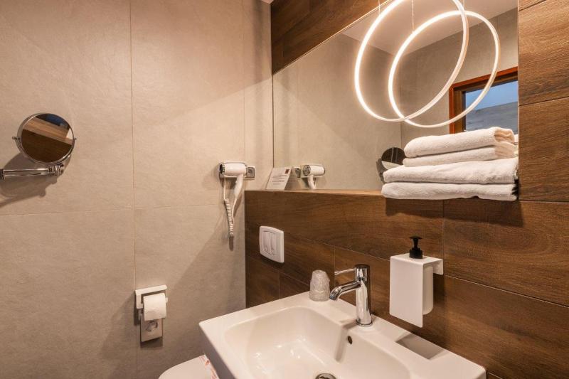 Deluxe King Room (2 Adults + 1 Child) image 4