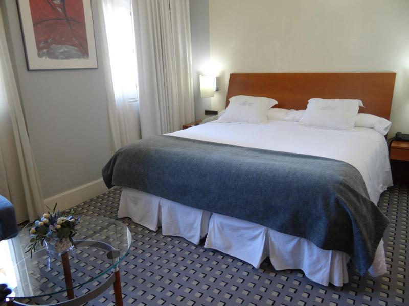 Executive Queen Room image 2