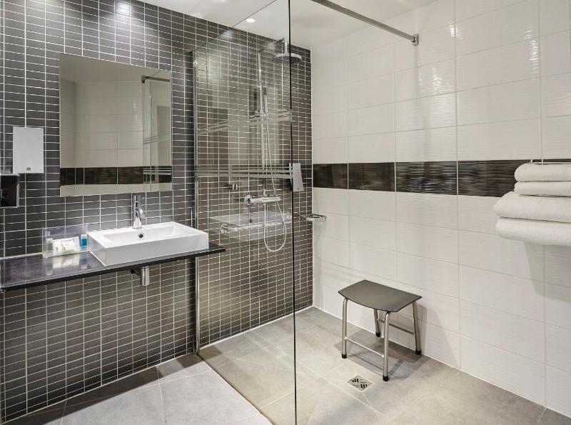 Standard Queen Room - Disability Access image 4