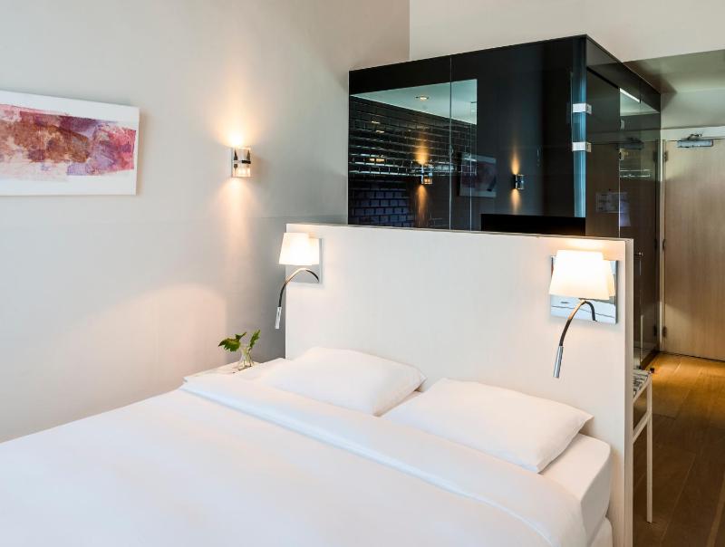 Deluxe Double or Twin Room image 4