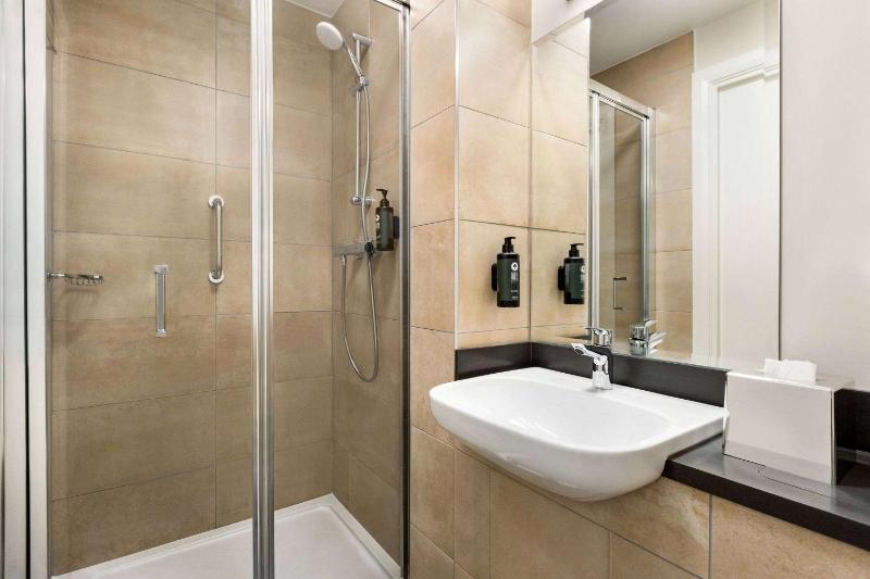 Compact Double Room image 2