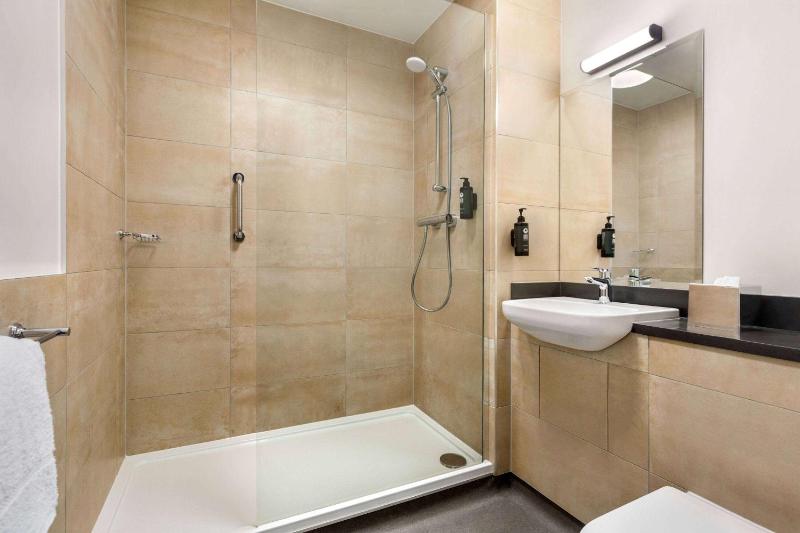 Standard King Room image 3
