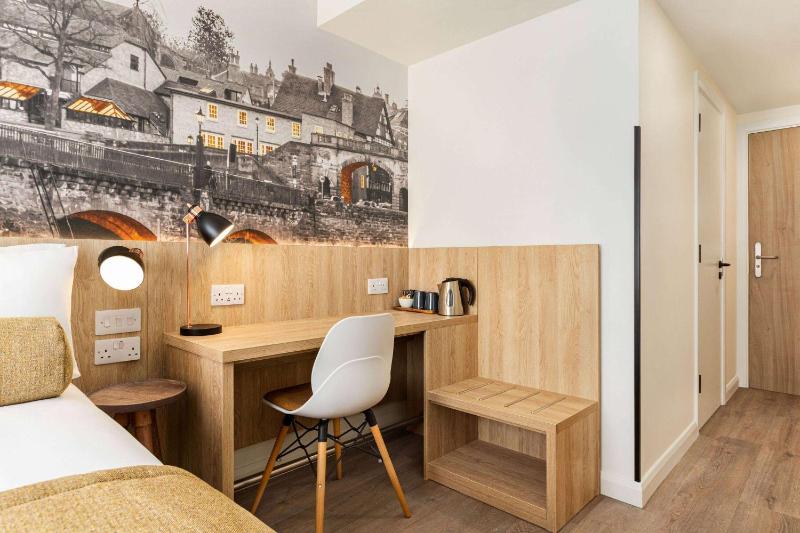 Compact Double Room image 3