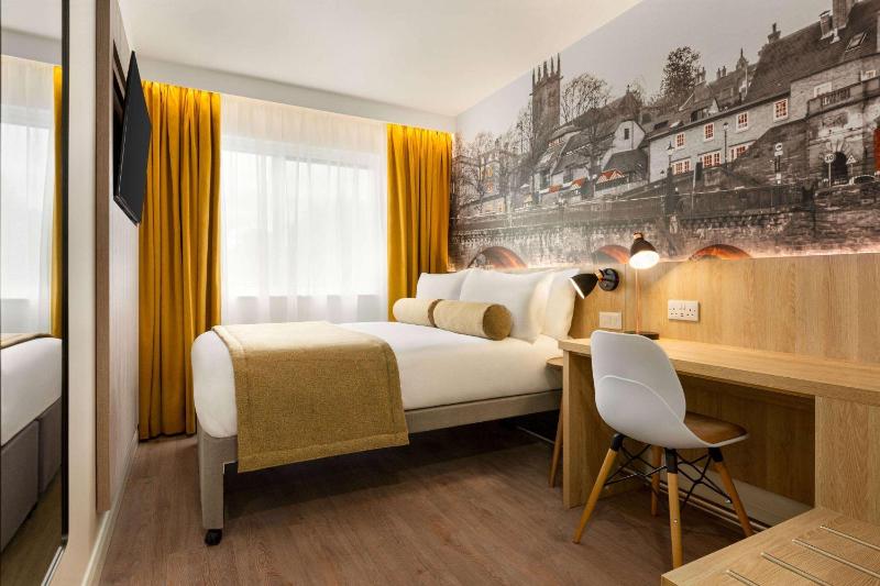 Compact Double Room image 4