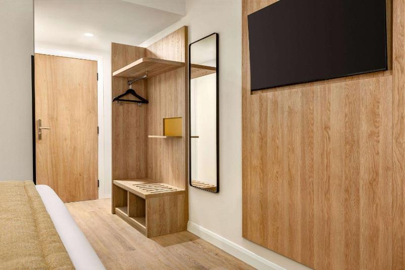 Family Room image 2
