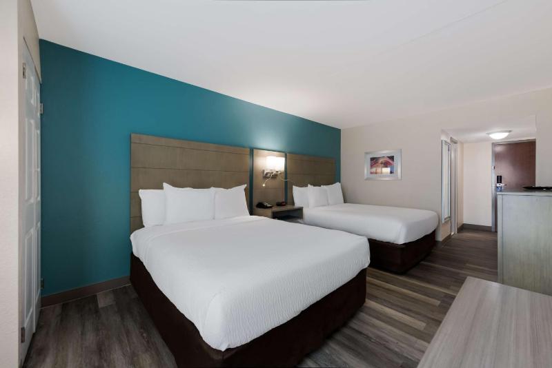Queen Room with Two Queen Beds - Non-Smoking image 4