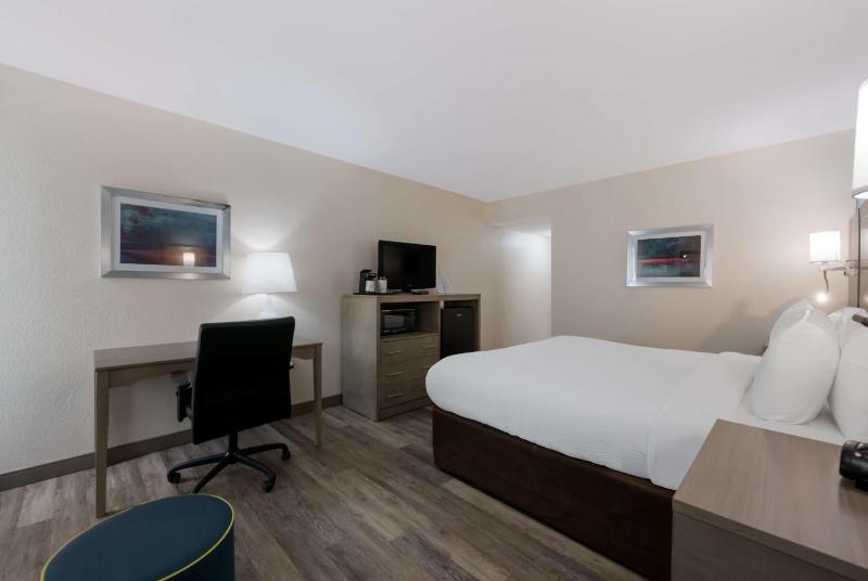 King Room with Bath Tub - Mobility Access/Non-Smoking image 2