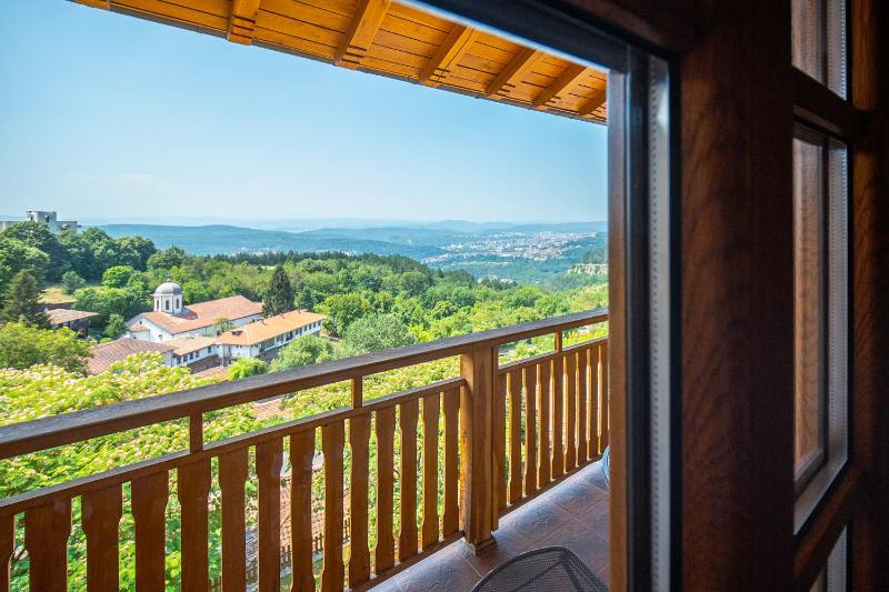 Deluxe Two-Bedroom Suite with View of Veliko Tarnovo image 1