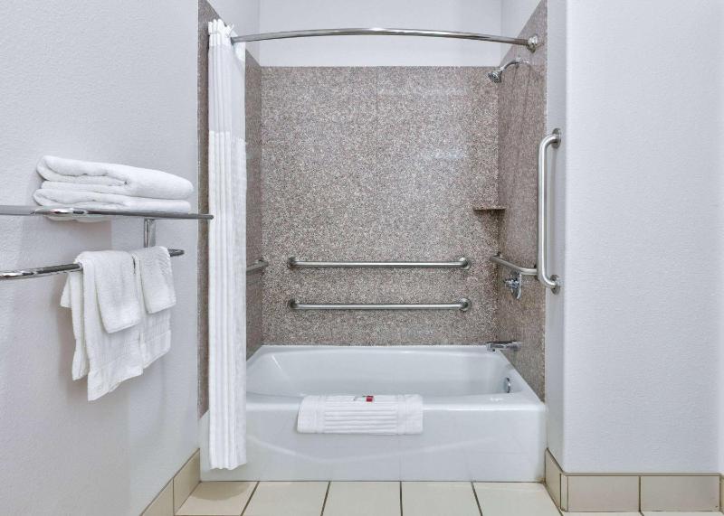 King Room with Bath Tub - Mobility/Hearing Accessible - Non-Smoking image 3
