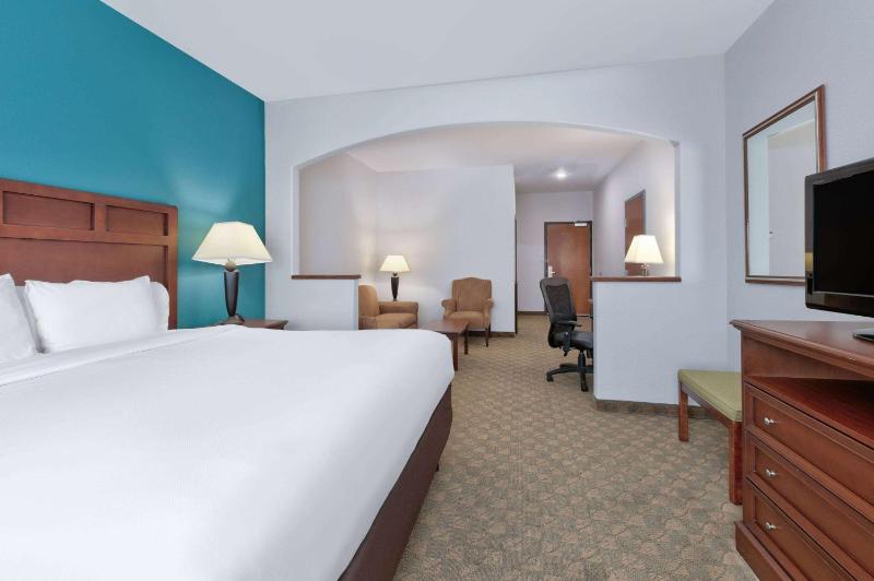 King Suite with Bath Tub - Mobility/Hearing Accessible - Non-Smoking image 2