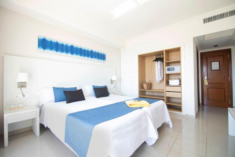 Double Room with Sea View image 4
