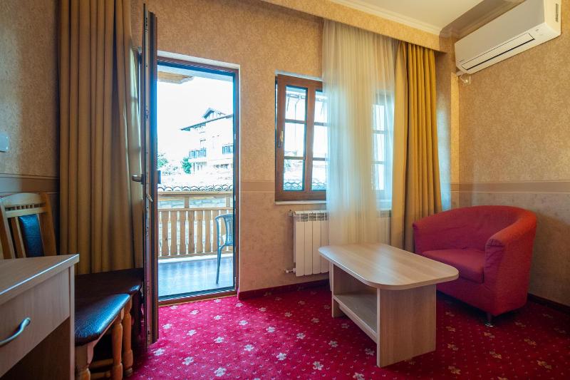 Double Room image 4
