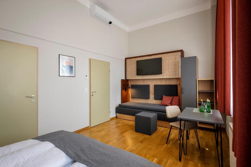 Superior Triple Room image 4